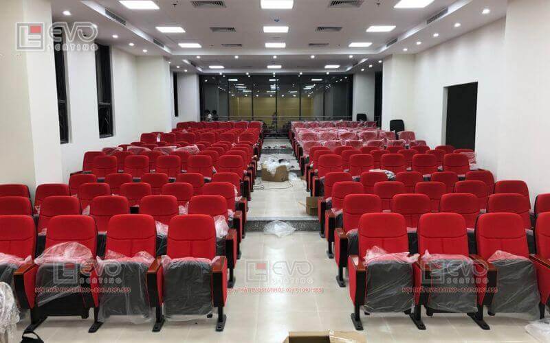 Hội trường tại trường Đại học UEF TP. Hồ Chí Minh sử dụng 200 ghế hội trường EVO6601