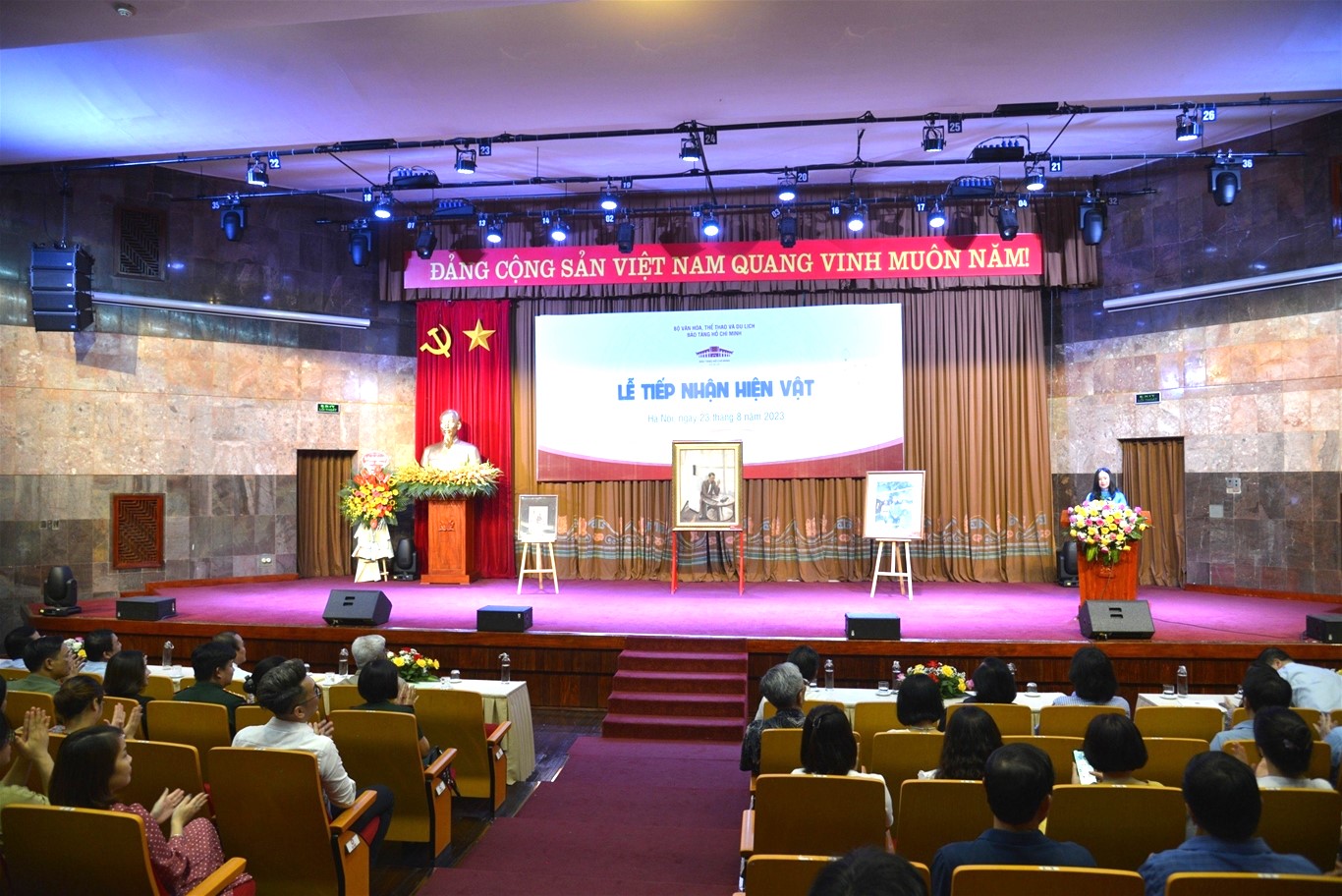 chieu cao san khau hoi truong 1